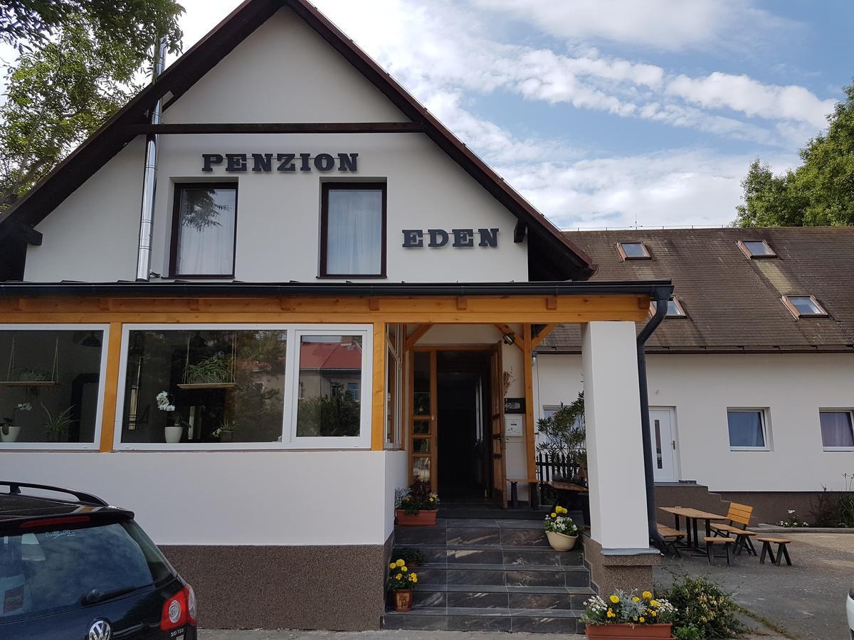 Penzion Eden トゥルノフ エクステリア 写真